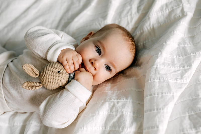 Trẻ 4 tháng có những khám phá mới về cơ thể trẻ
