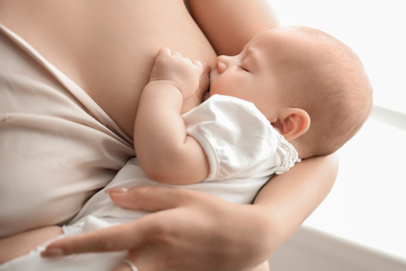 Mẹ nên chú ý điều chỉnh tư thế cho bé bú phù hợp