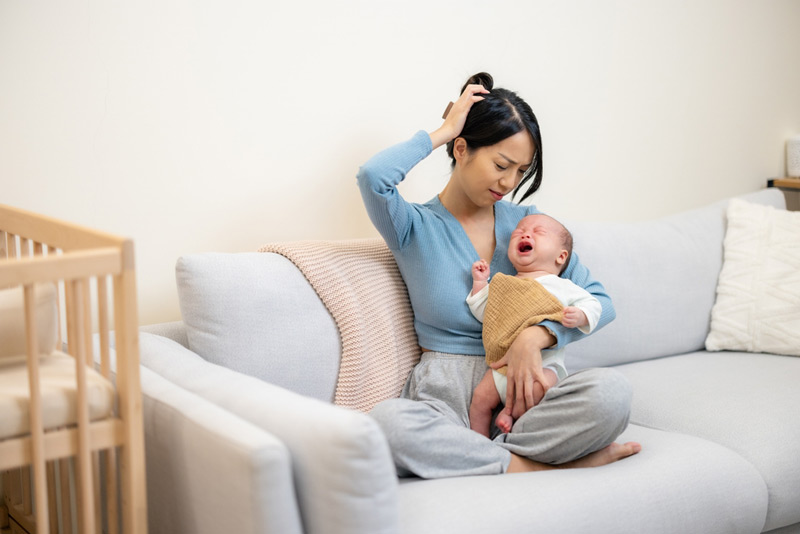Mẹ bình tĩnh sẽ giúp bé cảm thấy thoải mái và an toàn hơn