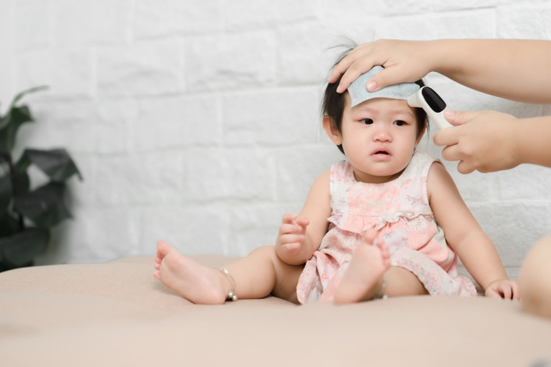 Sốt cao kéo dài là biểu hiện nguy hiểm mà bố mẹ cần chú ý ở trẻ