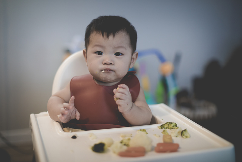 Bé 8 tháng tuổi bắt đầu thích những món ăn mới lạ hơn