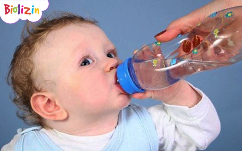 Bé bị tiêu chảy nên uống sữa bột 33