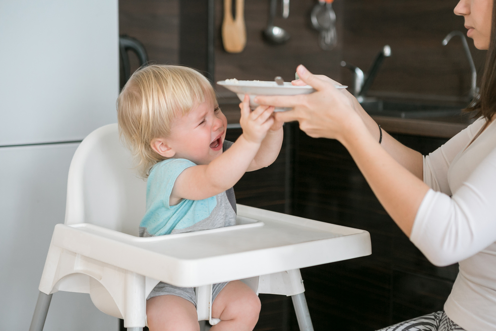 Thiết lập kỷ luật bàn ăn tích cực cho trẻ 8 tháng lười ăn