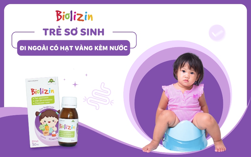 trẻ sơ sinh đi ngoài có hạt vàng kèm nước