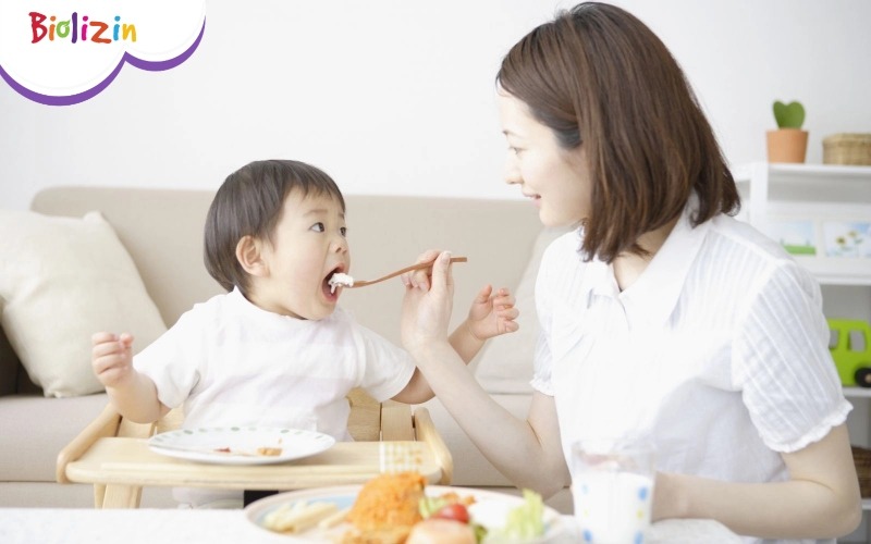 bé không chịu ăn chỉ uống sữa phải làm sao 1