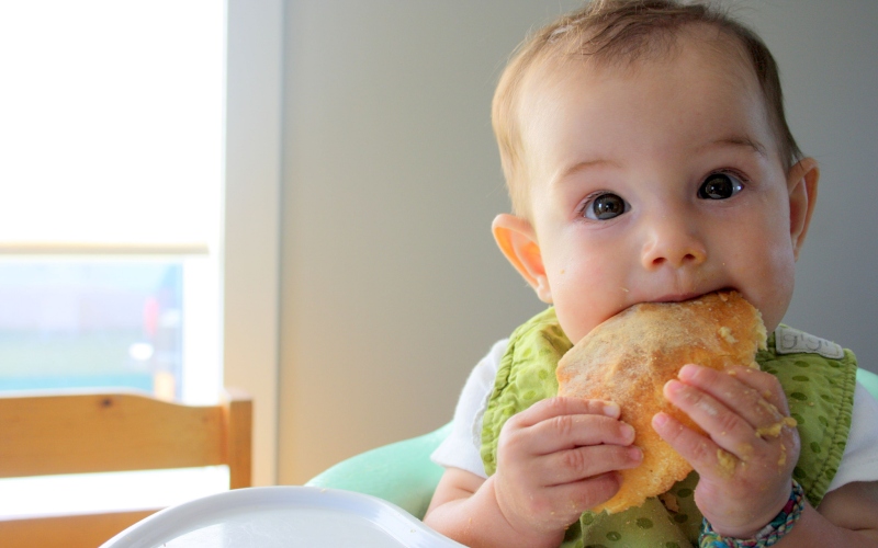 trẻ bị tiêu chảy ăn bánh mì được không 2