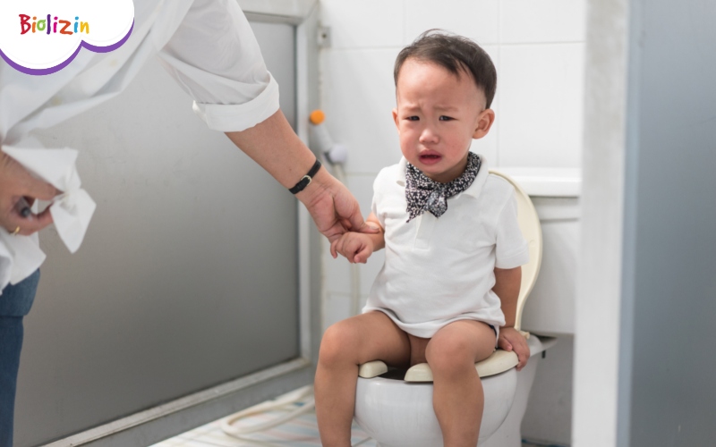 Trẻ đi ngoài ra máu nhưng không sốt 1