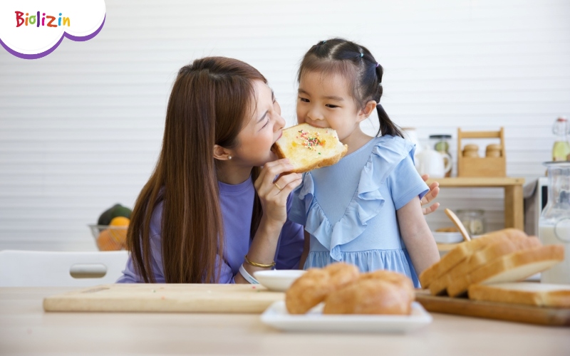 Ba mẹ cần giữ bữa ăn nhẹ nhàng hơn với trẻ ARFID