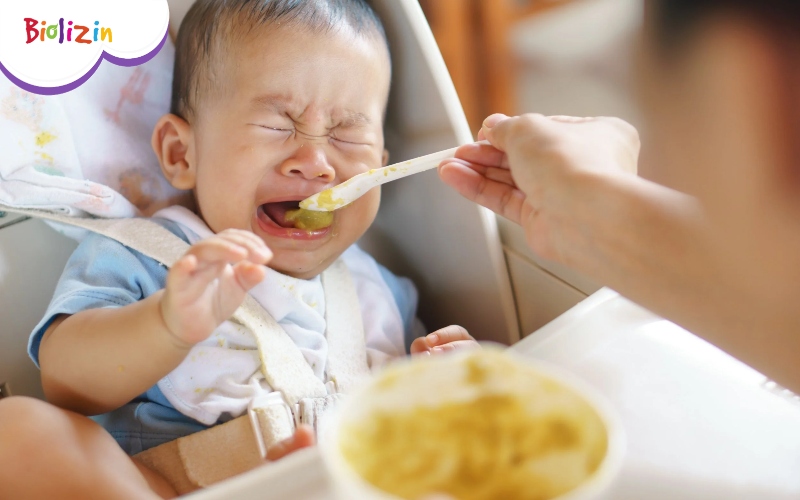 Ép trẻ ăn là sai lầm thường gặp của ba mẹ khi con biếng ăn