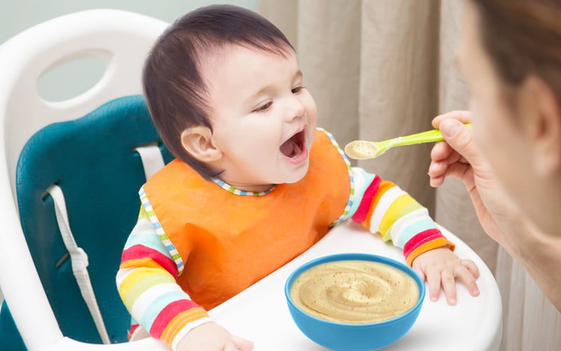 Cách kết hợp rau củ và quà cho bé ăn dặm 